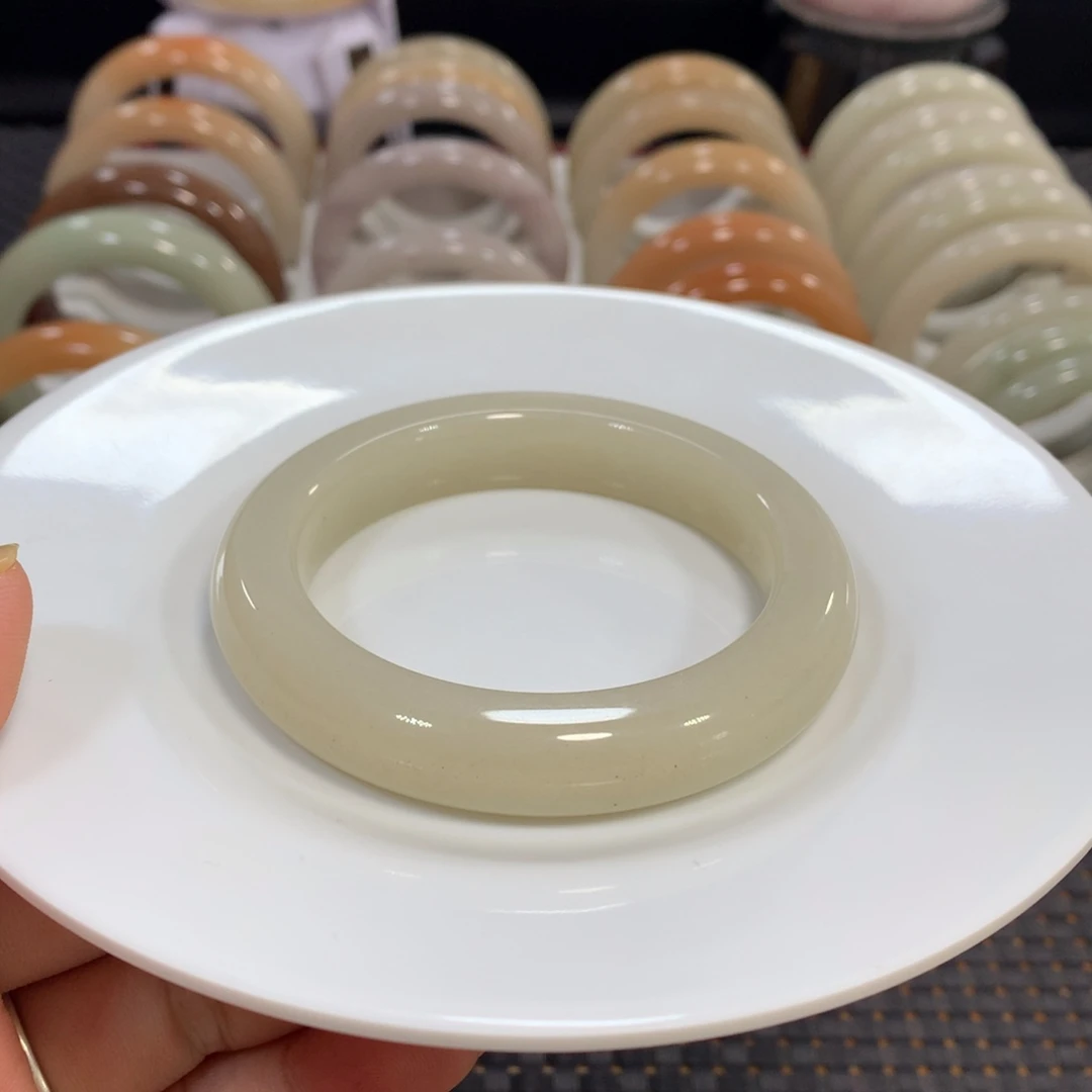 米***米石英质玉（佘太翠）未镶嵌手镯漏58豆青