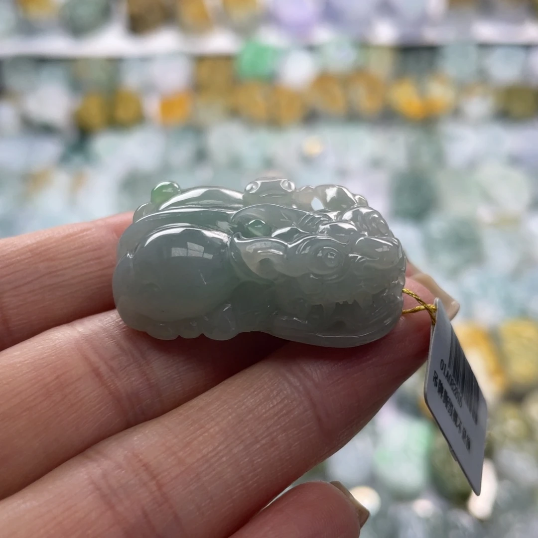 翡翠未镶嵌颈饰貔貅