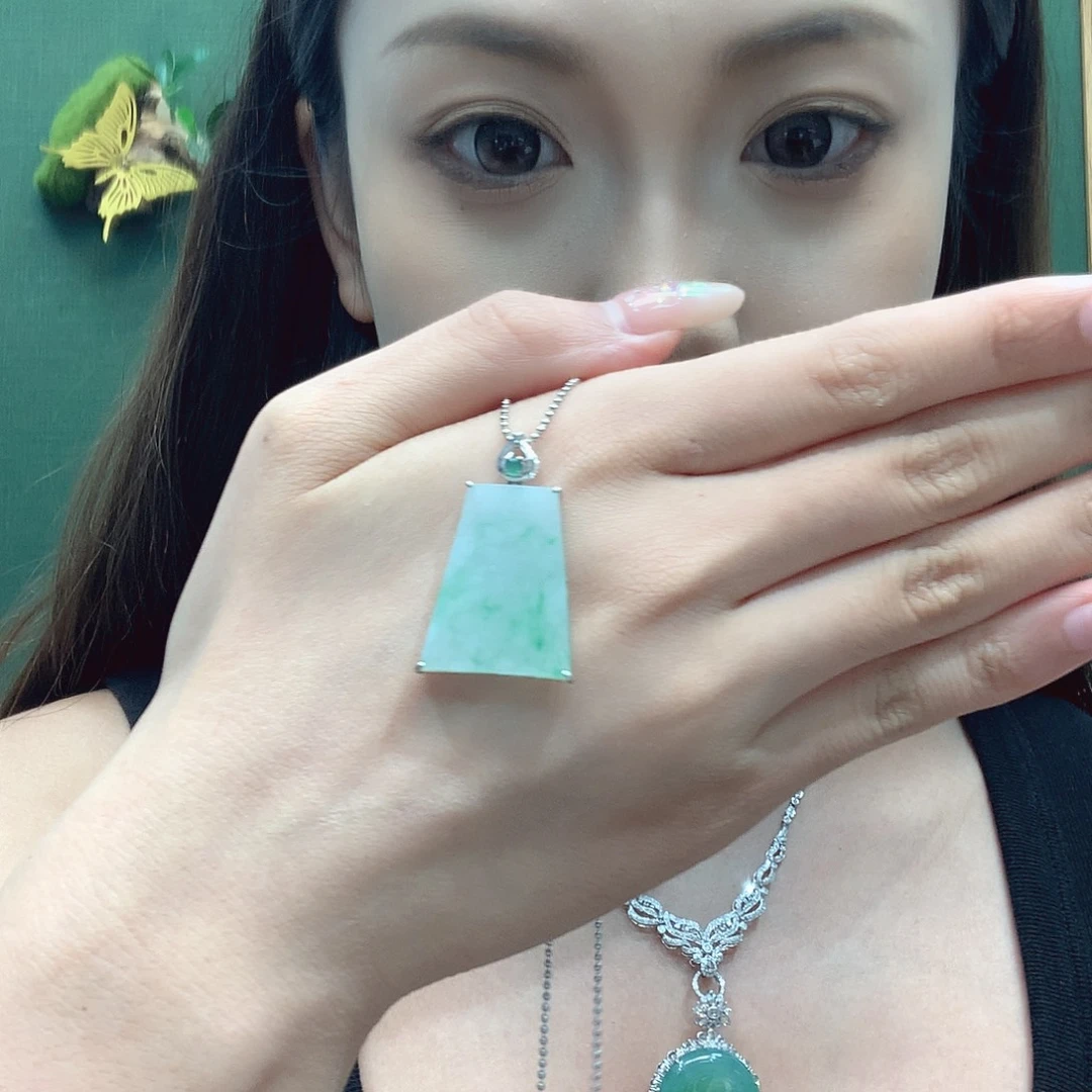 颈饰18K金镶嵌翡翠无事牌吊坠
