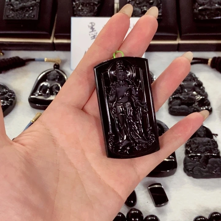 简***。翡翠未镶嵌颈饰翡翠