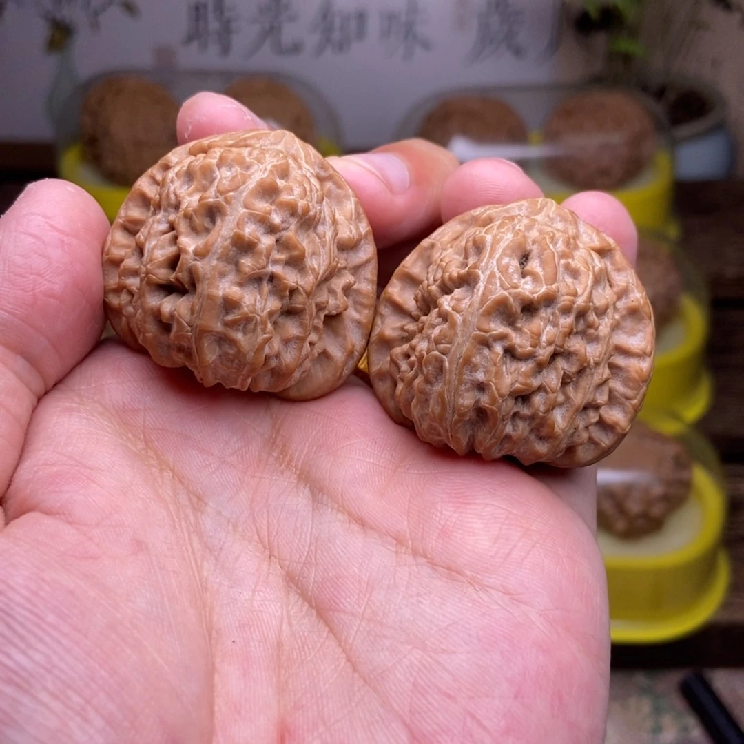 文玩核桃吊坠全品37尺三角白红皮山地