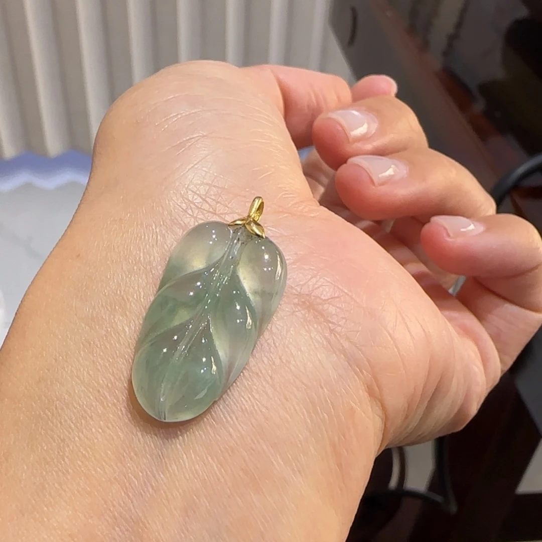 翡翠18K金镶嵌颈饰叶子