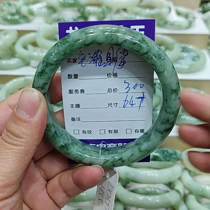 透闪石-蛇纹石玉手镯未镶嵌老****?