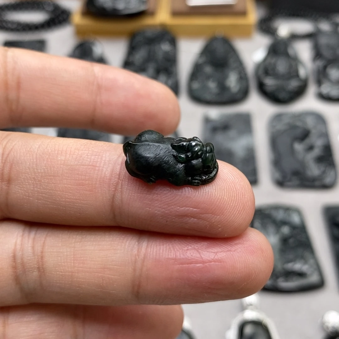 翡翠未镶嵌颈饰貔貅