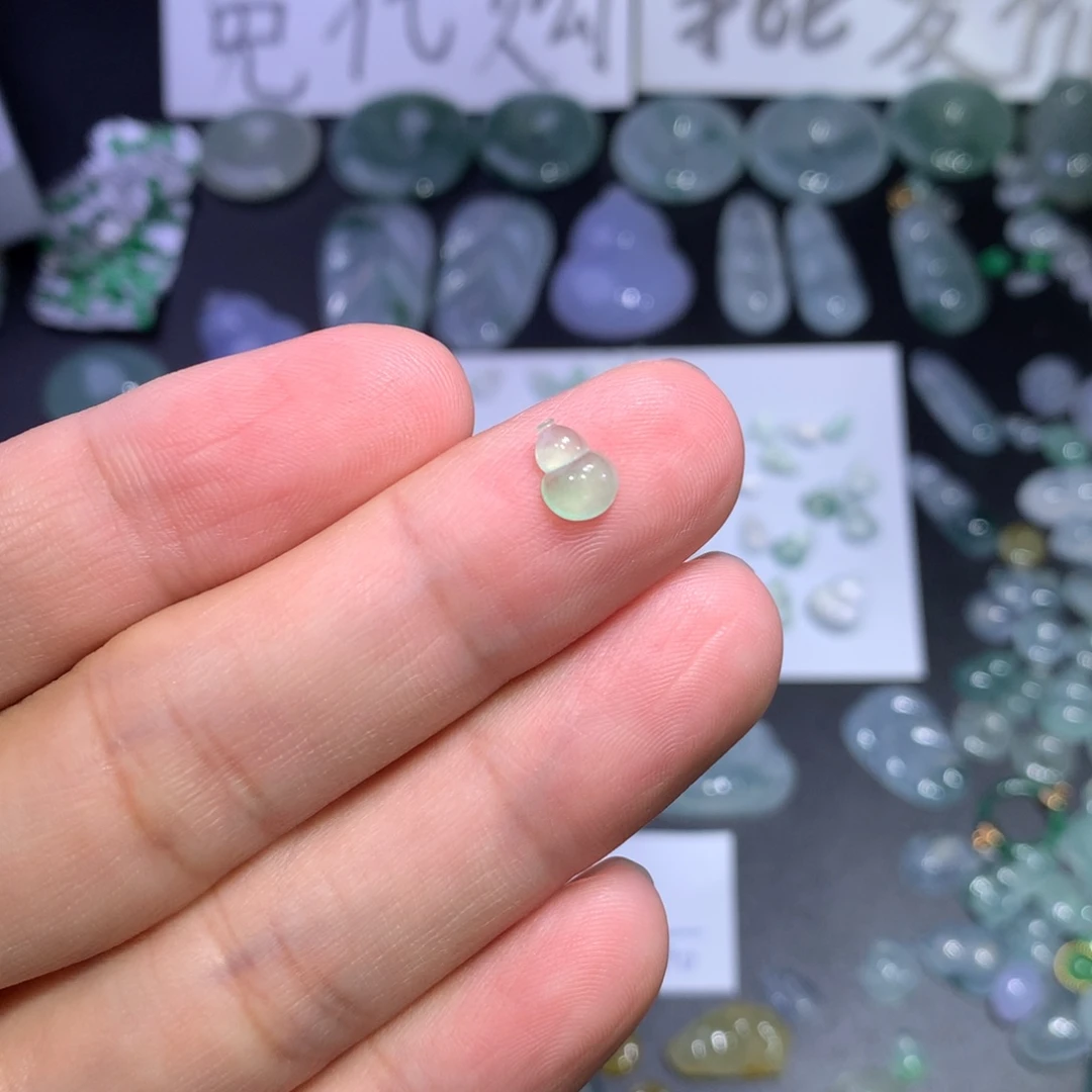 翡翠未镶嵌颈饰葫芦