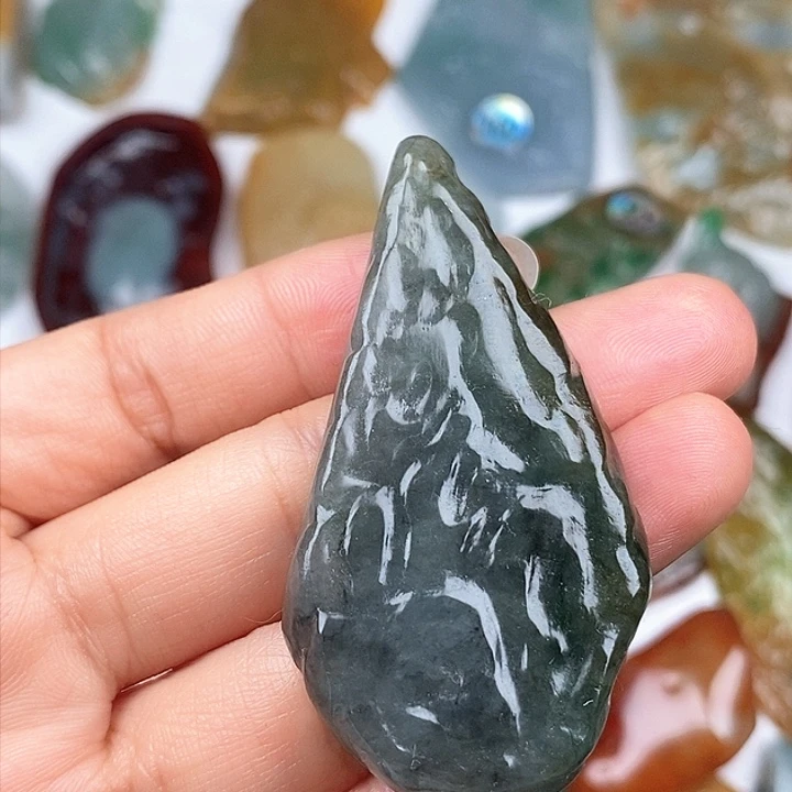 颈饰未镶嵌翡翠天然