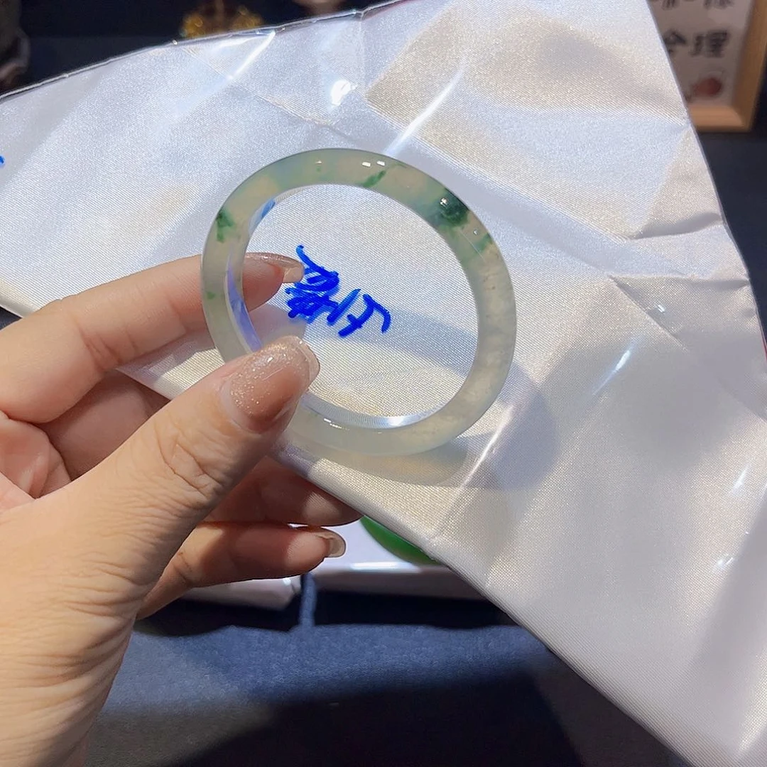 翡翠手镯未镶嵌翡翠手镯