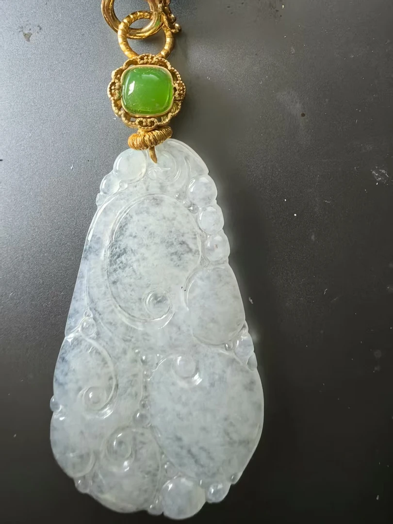 天然缅甸翡翠工艺精细挂饰