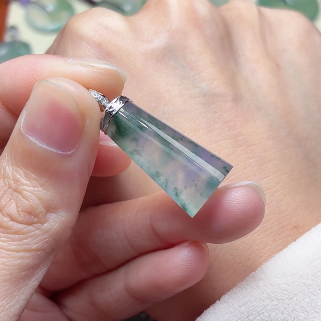 翡翠18K金镶嵌颈饰平安牌25.2mm-12.7mm-6.5mm