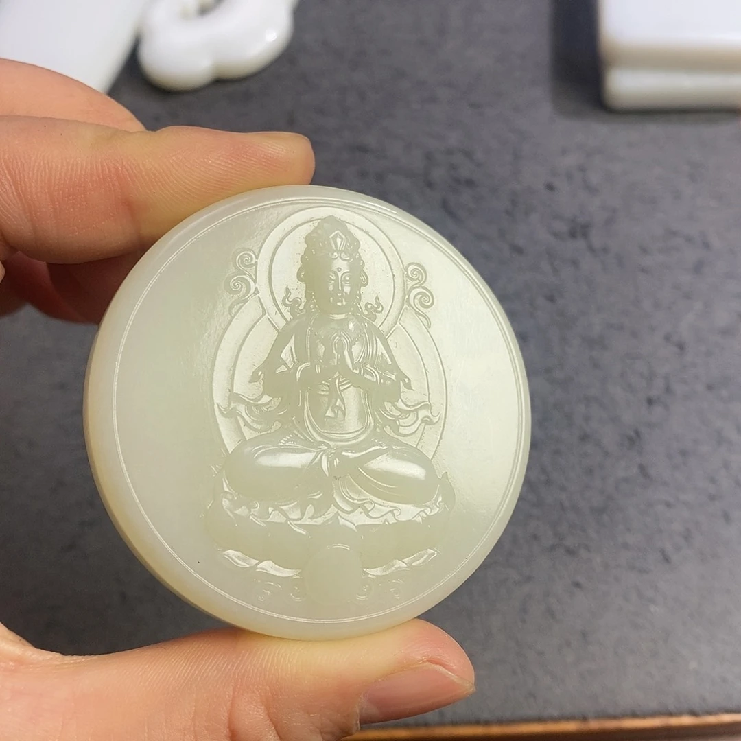 颈饰未镶嵌和田玉光****。