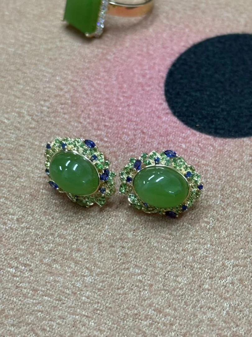 【原创设计】“绿野仙踪”苹果绿和田玉蛋面耳钉（18）D5256