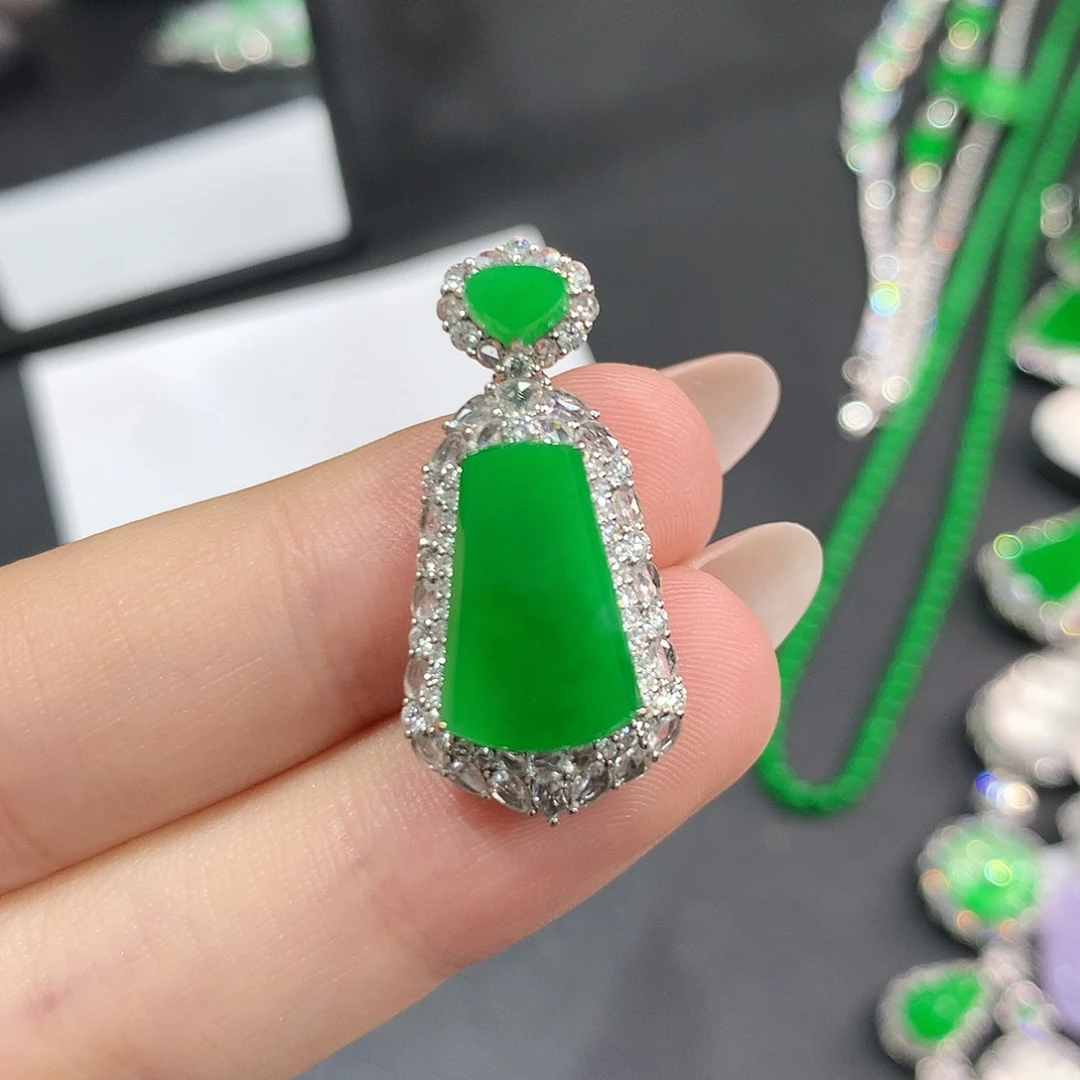 翡翠18K金镶嵌颈饰冰种浓阳绿无事牌 48小时鉴赏期