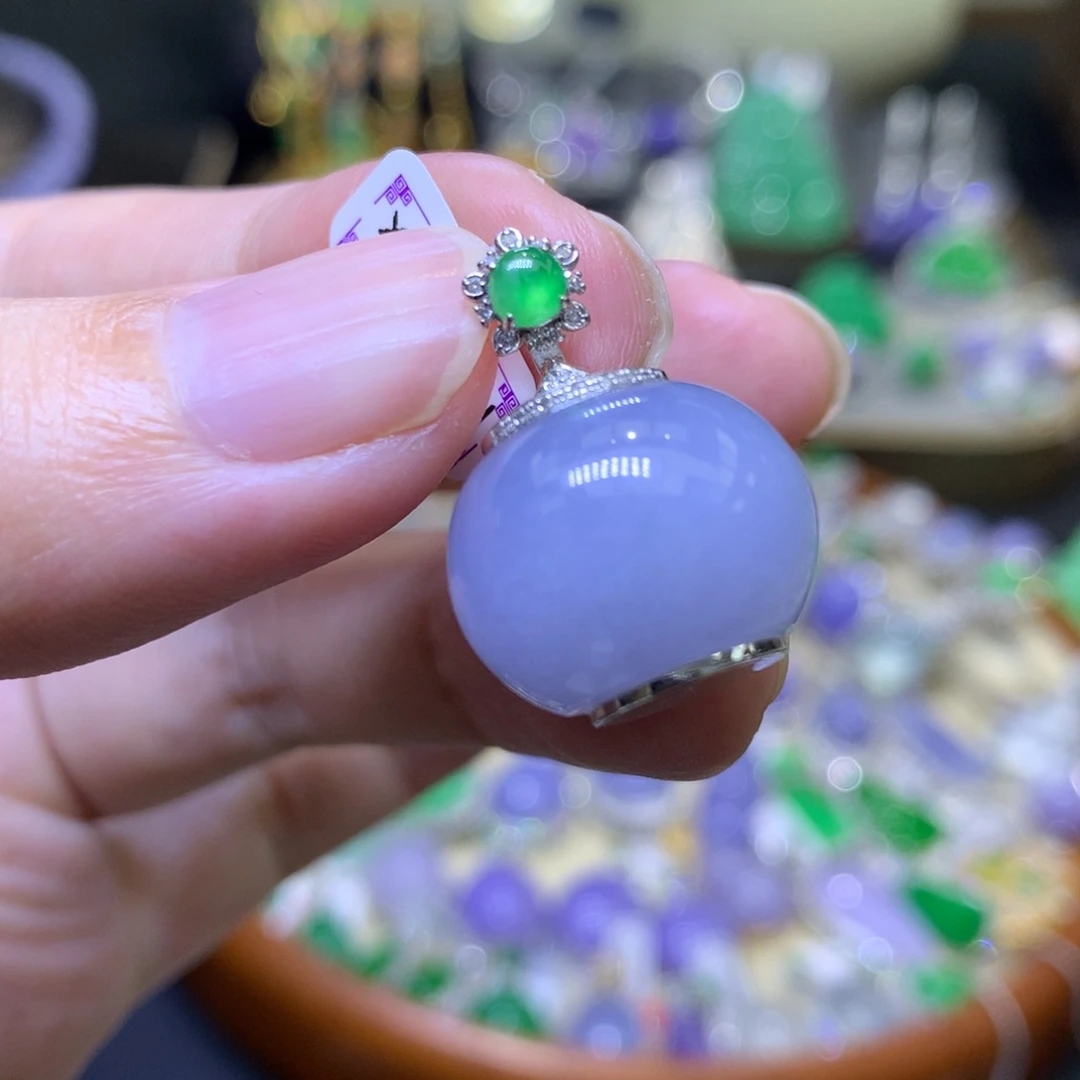 颈饰18K金镶嵌翡翠