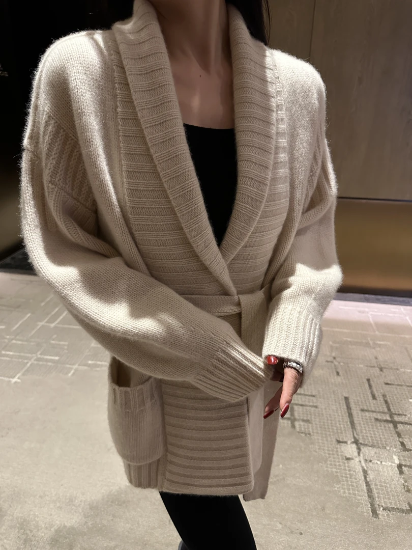 爆款新款时尚羊绒衫厚款秋冬款出游服装女