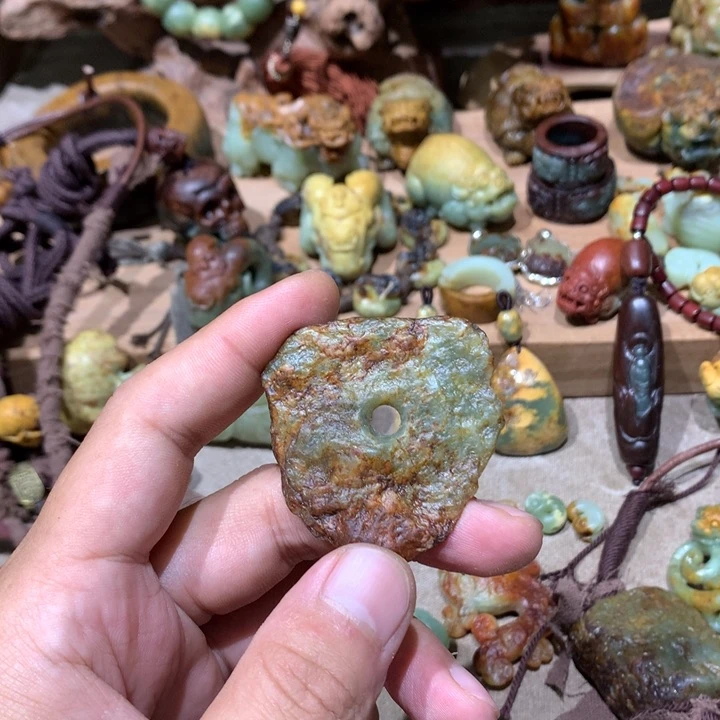 未镶嵌岫岩河磨玉（透闪石质玉）挂件