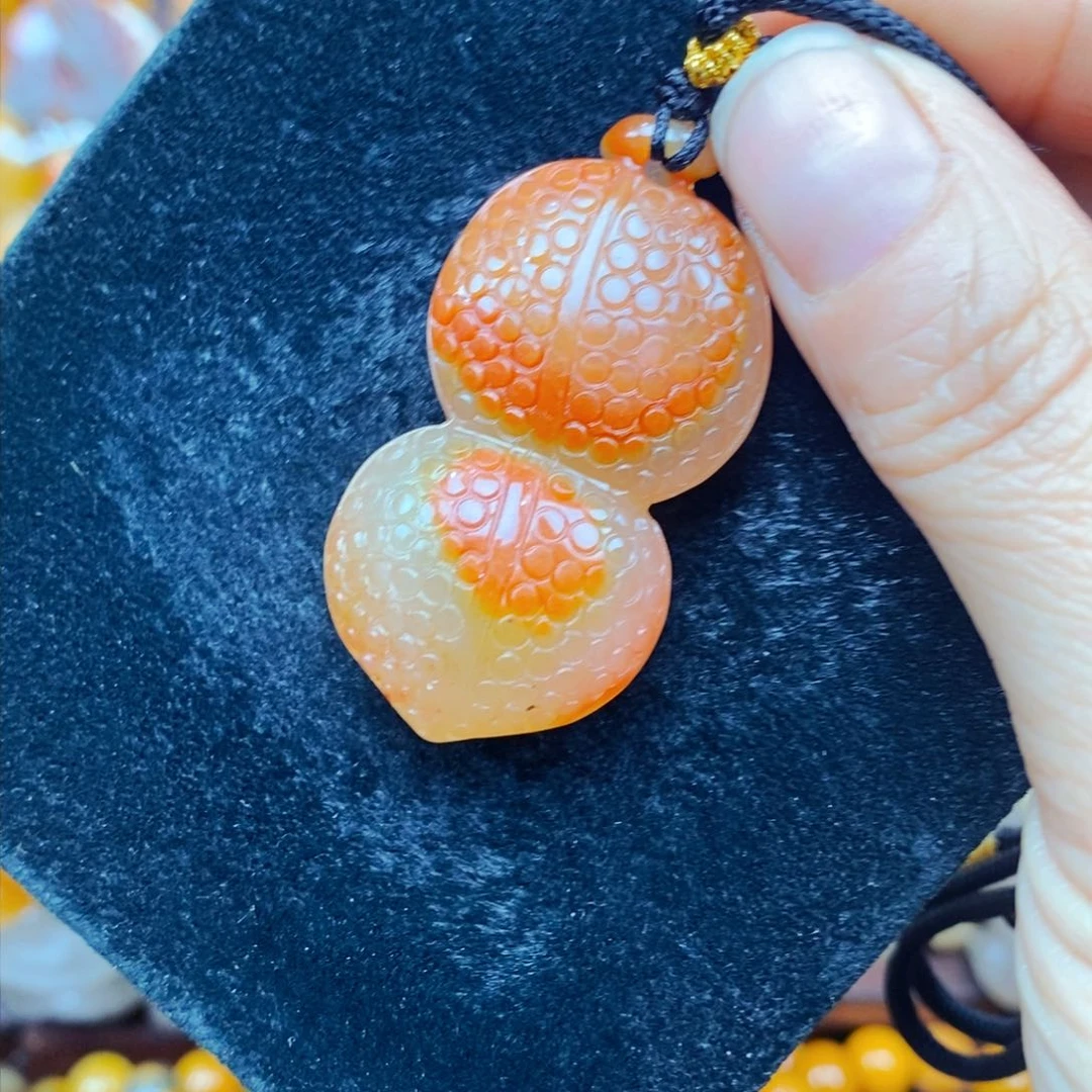 未镶嵌石英质玉（黄龙玉）颈饰