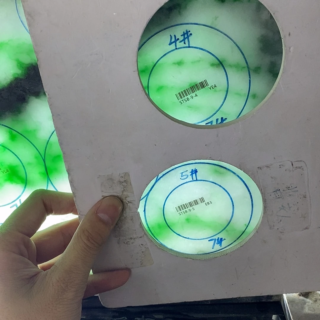 凯***哥未镶嵌板料定制翡翠发一个