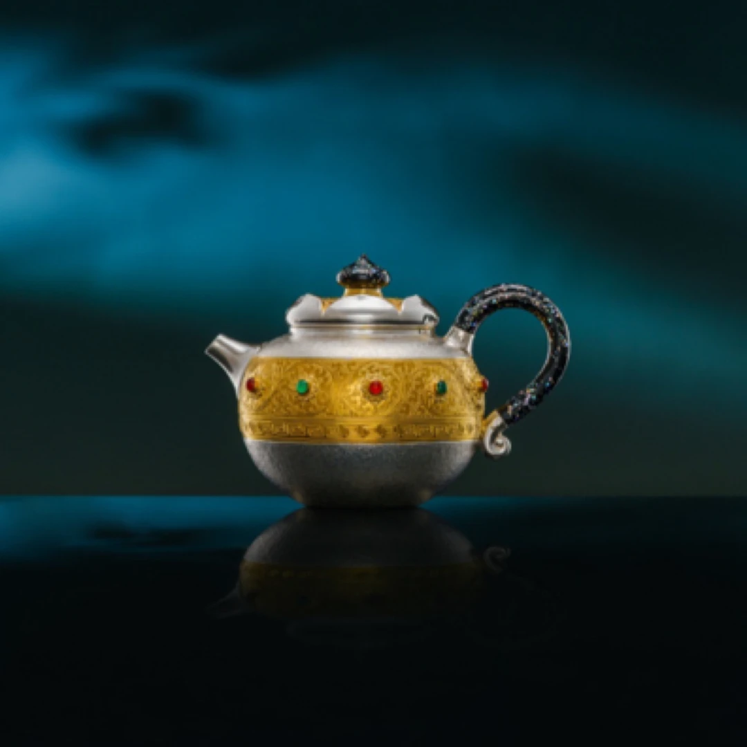 【到手价格私询】呆坐錾刻鎏金回纹大漆嵌宝潘银壶【满容量150ml】