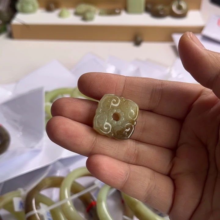 和田玉未镶嵌颈饰T****o