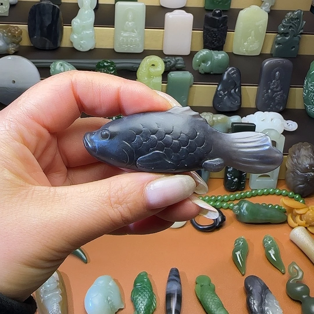 人***福和田玉未镶嵌颈饰