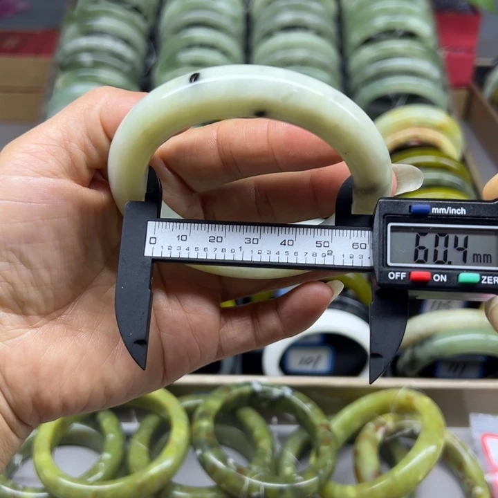 蛇纹石玉未镶嵌手镯90