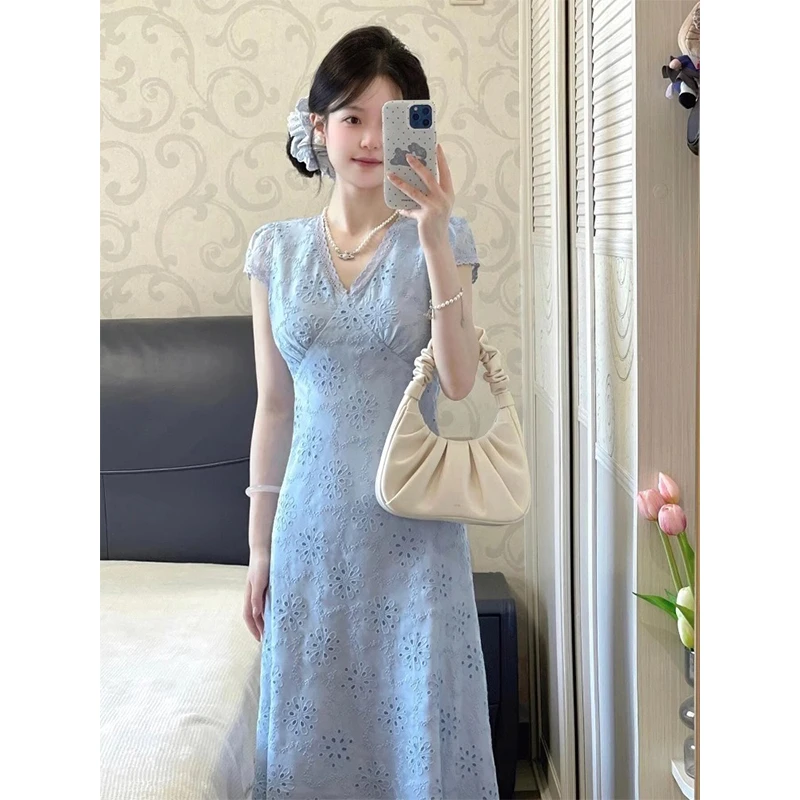 韩版蓝色v领泡泡袖钩花镂空连衣裙女夏季海边度假气质显瘦长裙子