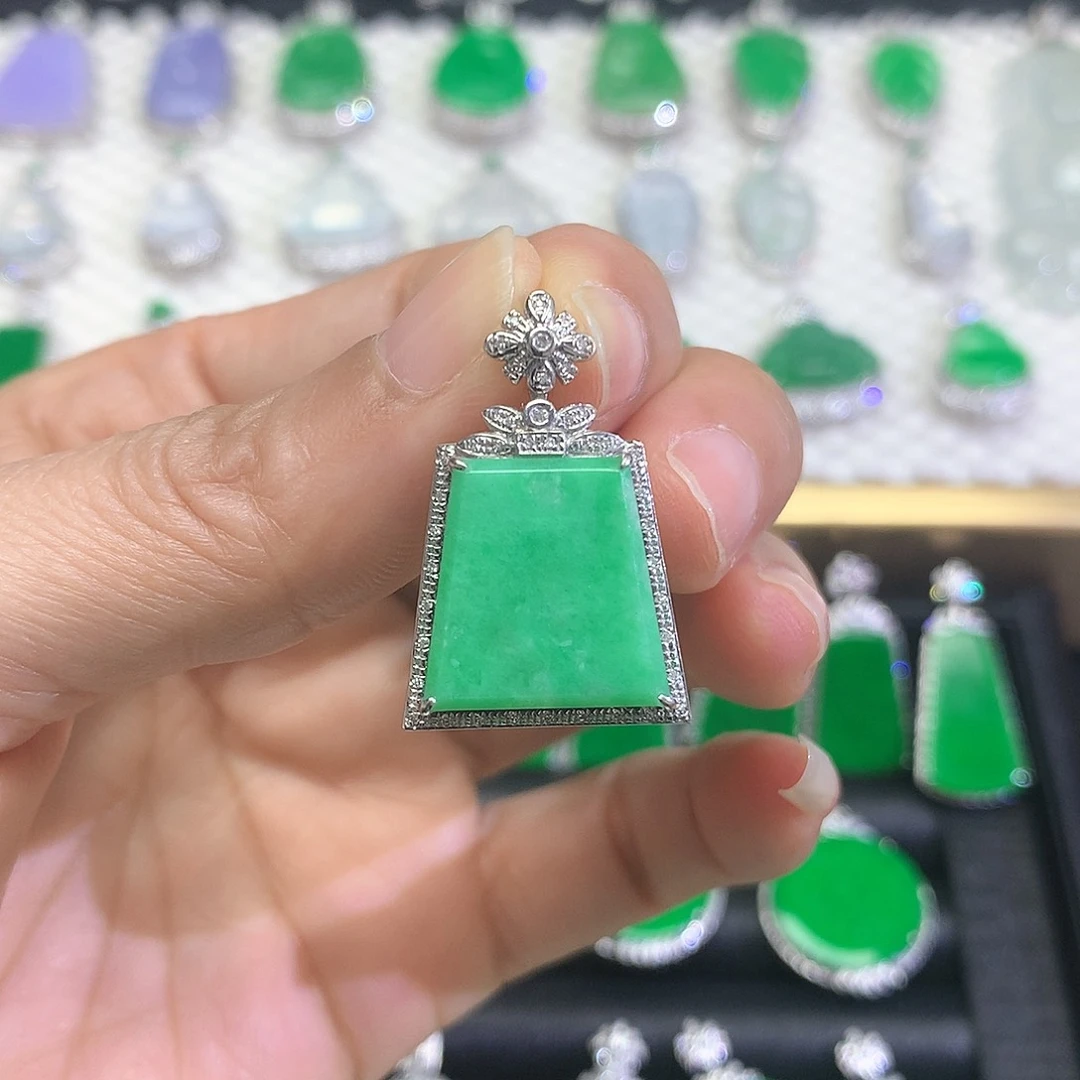 颈饰18K金镶嵌翡翠吊坠