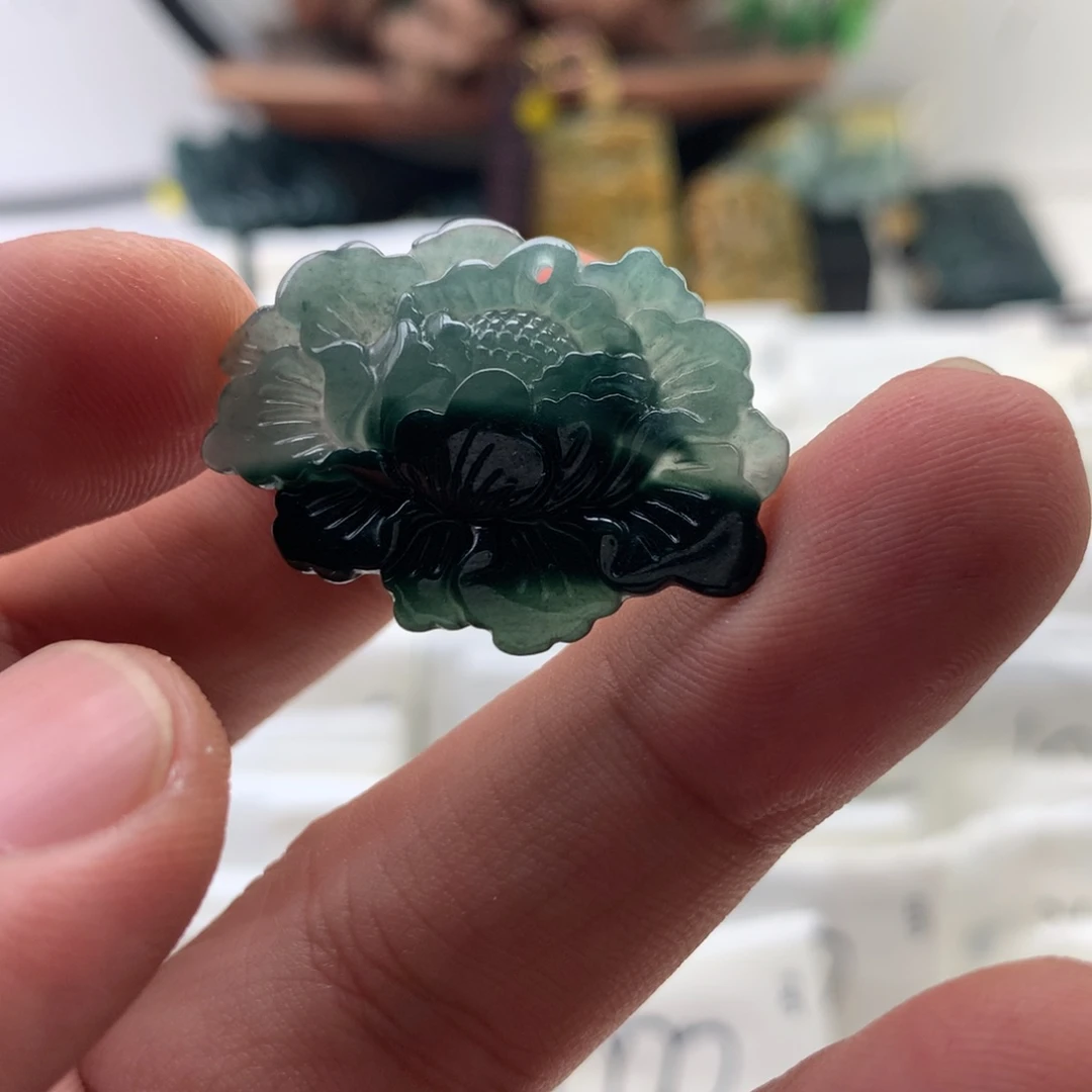 颈饰未镶嵌翡翠花牌