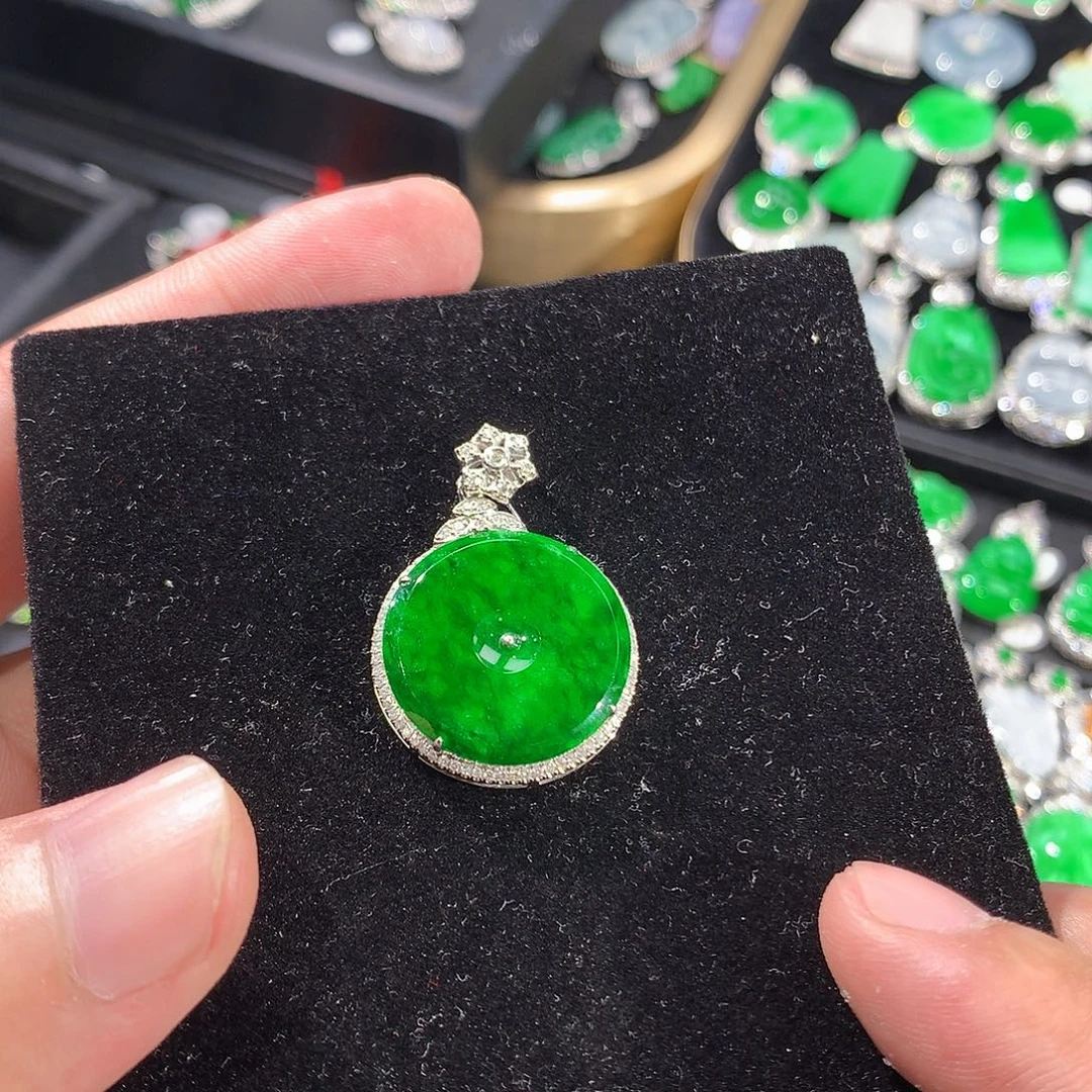 翡翠18K金镶嵌颈饰