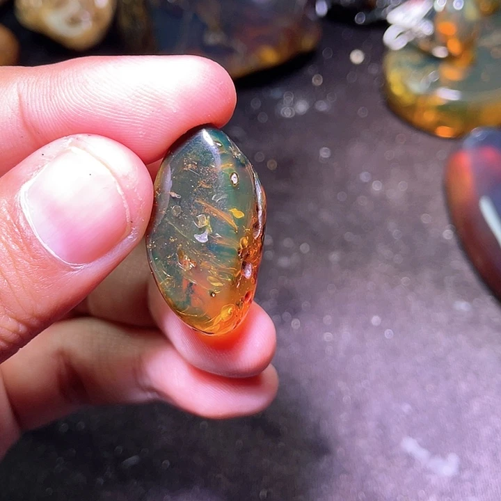 琥珀裸石未镶嵌家*，