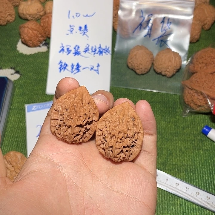 文玩核桃把件32绯红鸡心无黄无修