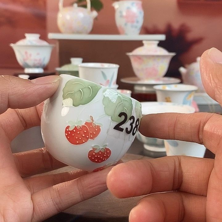 草莓釉下手绘品茗杯