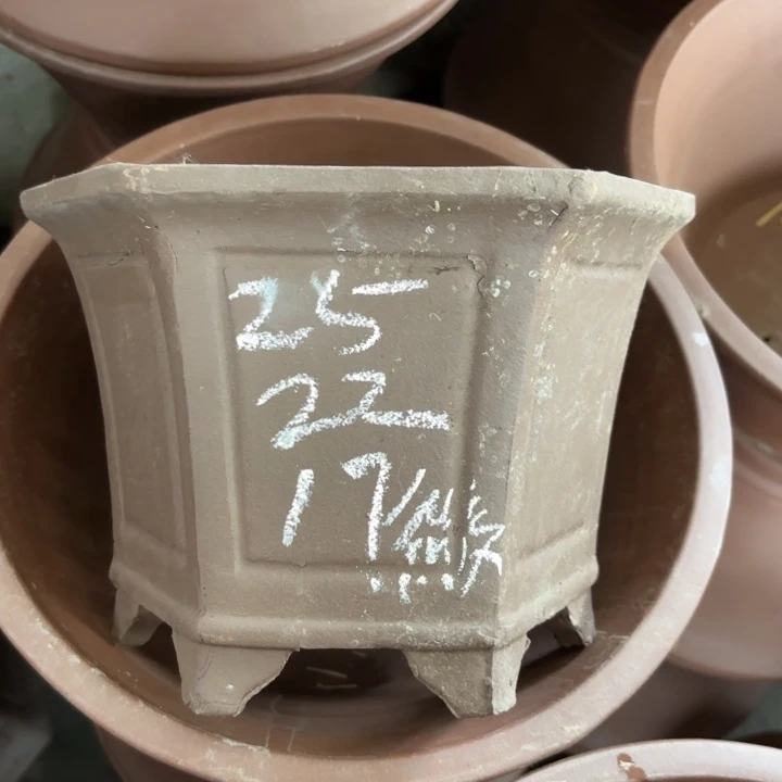 紫砂花盆50-3。       微瑕