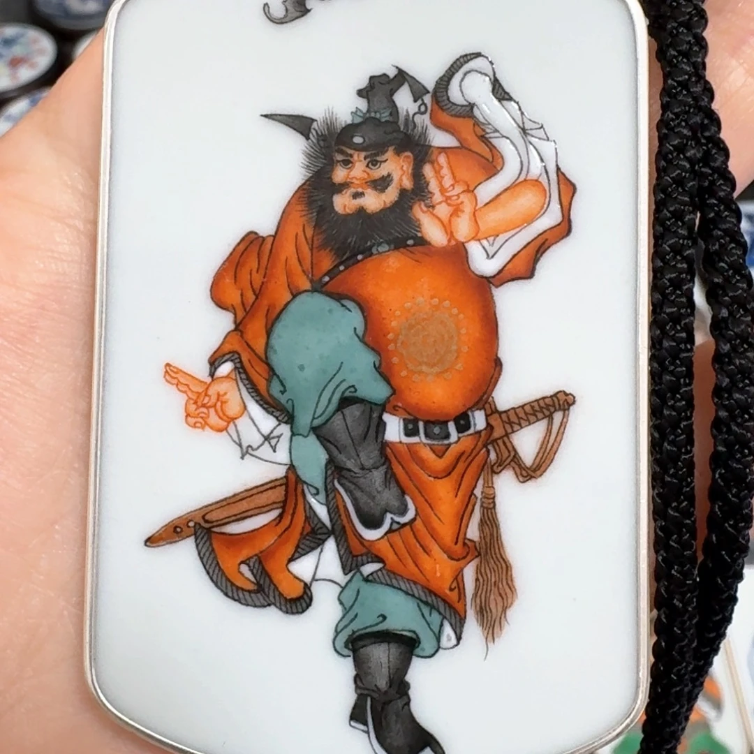 有***范瓷片粉彩钟魁挂件一个