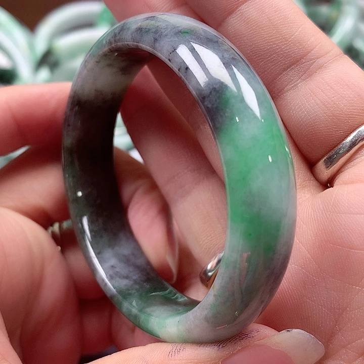 翡翠手镯未镶嵌翡翠