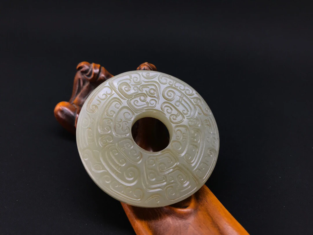 和田玉双面工龙纹玉璧