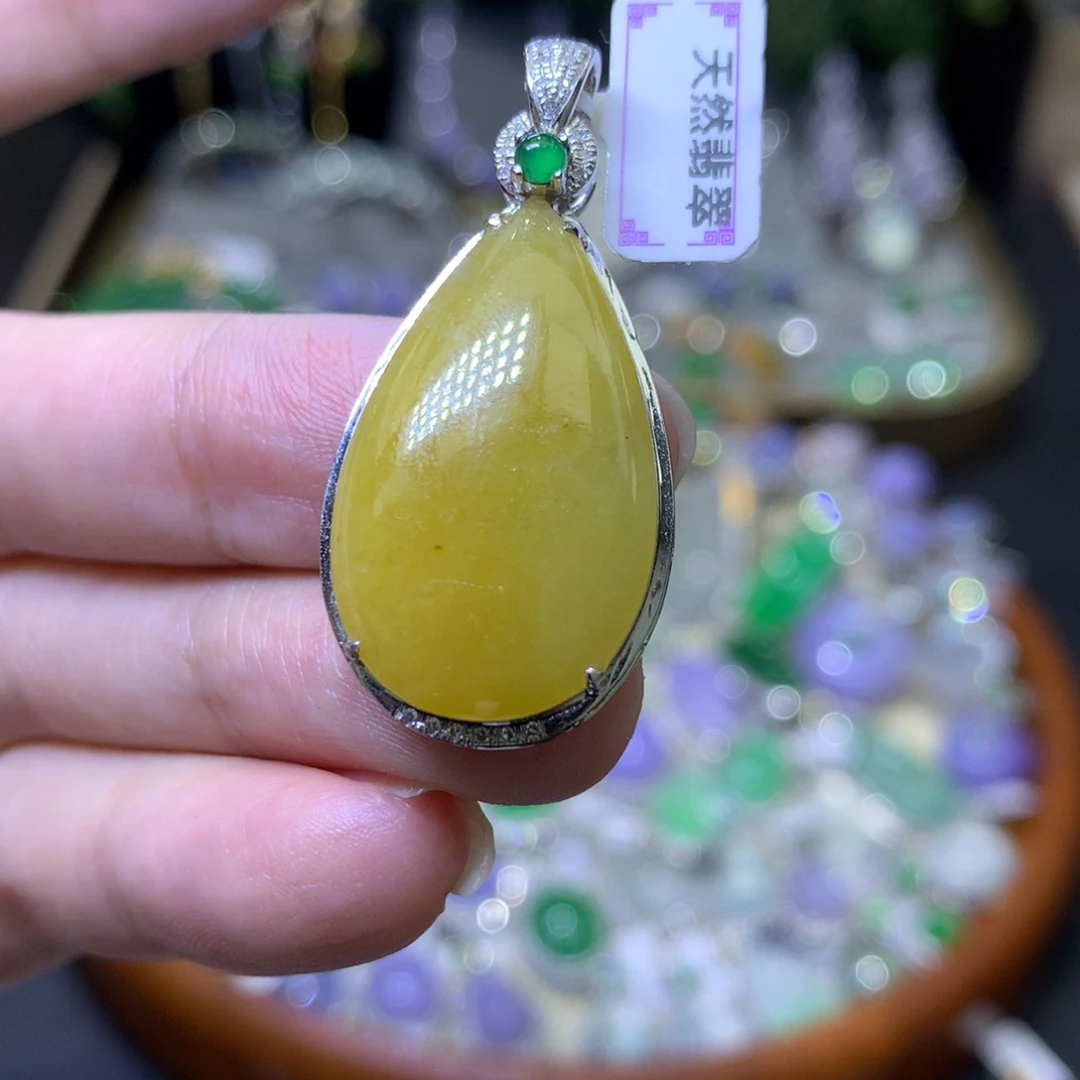 颈饰18K金镶嵌翡翠