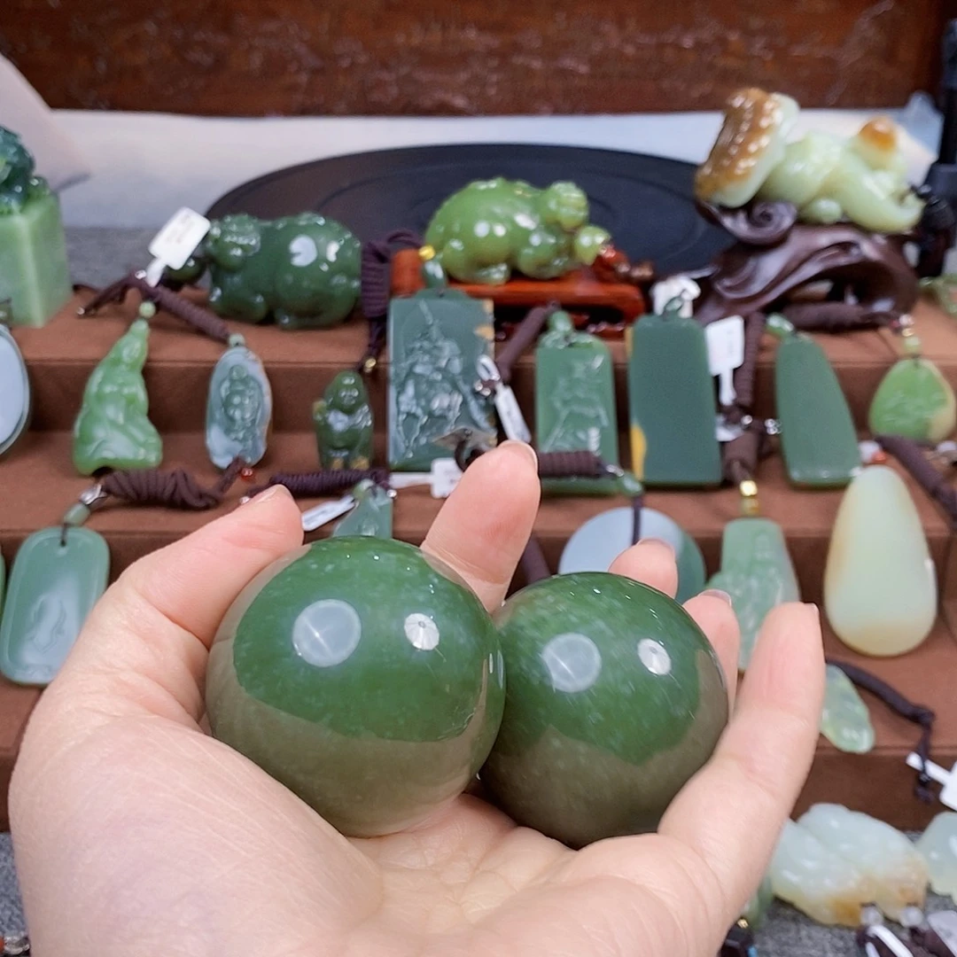 侯***上和田玉未镶嵌把件