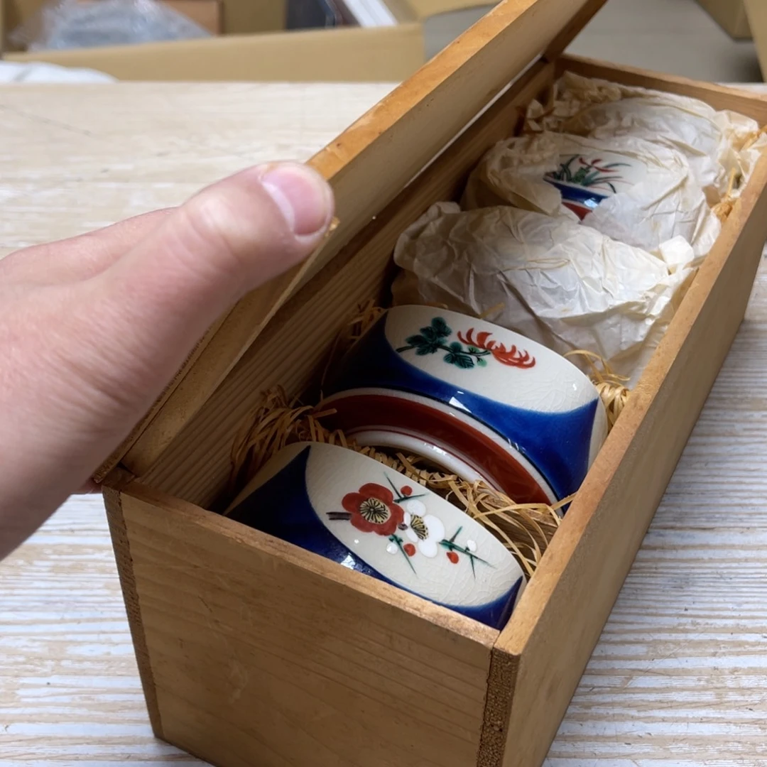 瓷片瓷****店密密麻麻地排列着一个