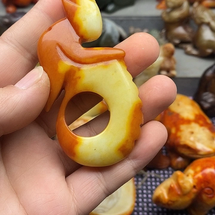 未镶嵌蛇纹石玉颈饰狼*