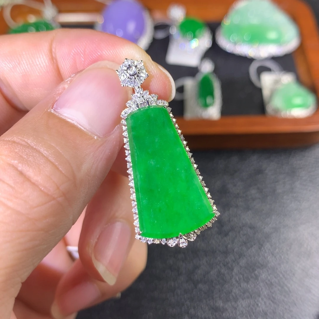 翡翠18K金镶嵌颈饰翡翠