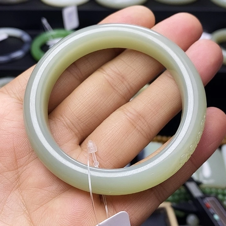 和田玉未镶嵌手镯