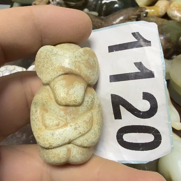 透闪石-蛇纹石玉未镶嵌颈饰
