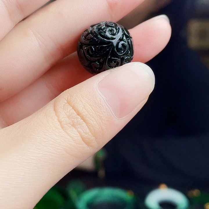 翡翠未镶嵌颈饰多样性