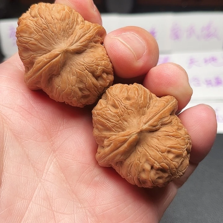 W***鱼文玩核桃吊坠元宝