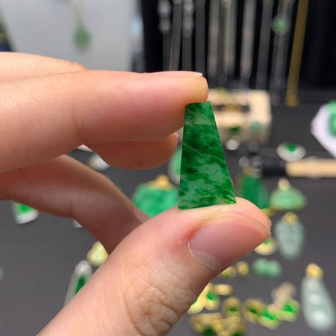 翡翠未镶嵌颈饰有纹裂