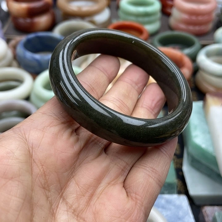 石英岩玉未镶嵌手镯红军绿