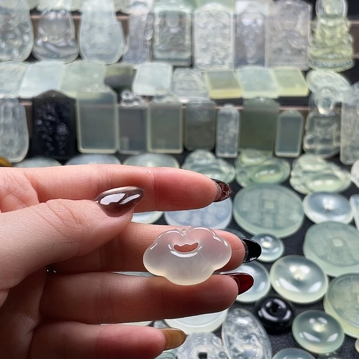 岫玉未镶嵌颈饰祥云锁