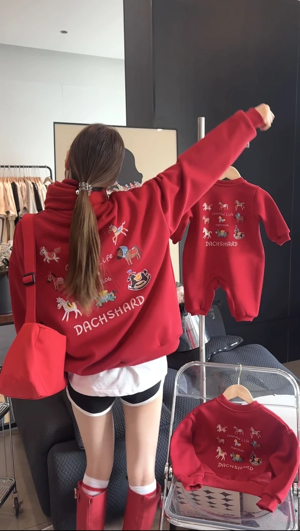 [九宫格小马]一家三口亲子装红色网红宽松卫衣婴儿爬服连体衣加绒