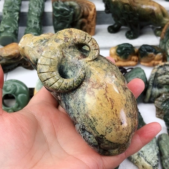 未镶嵌岫岩河磨玉（透闪石质玉）把件